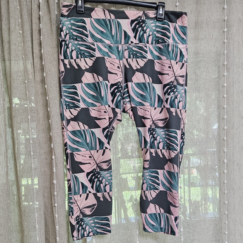 Nike Women's Plus Monstera Leaf Pattern Leggings